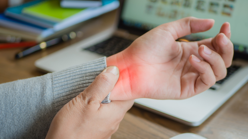 Musarm kallas de besvär som kan uppkomma när man arbetar vid en dator, som till exempel värk i händer eller stel nacke. Foto: Shutterstock